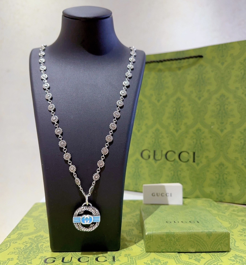 G*u*i necklaces